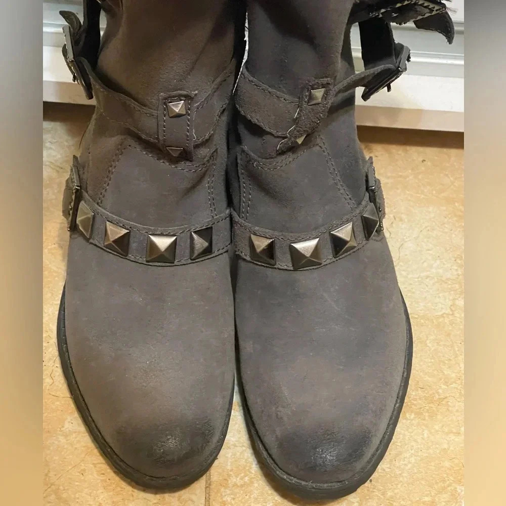 Libby Edelman women's Grey suede leather boots size 6 Buckle Rivets booties